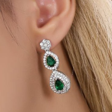 گوشواره طرح جواهری زنانه طرح گل اشک آویز نگین سبز و سفید رنگ ثابت کد mp