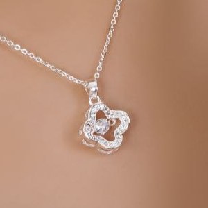 گردنبند و آویز پلاک آبکاری نقره طرح گل ونکلیف Vancleef تو خالی وسط نگین تنوع طرح رنگ ثابت کد mp