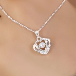 گردنبند و آویز پلاک آبکاری نقره طرح دو قلب وسط نگین تنوع طرح رنگ ثابت کد mp