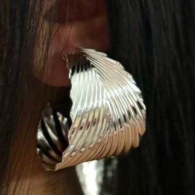 گوشواره آبکاری نقره زنانه طرح پر حلقه ای رنگ ثابت کد sm