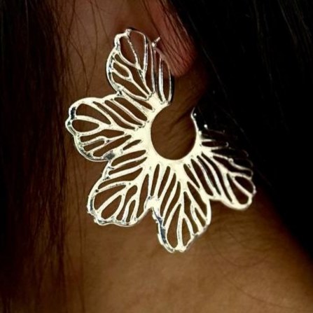 گوشواره آبکاری نقره زنانه طرح مینیمال گل وسط خالی درشت رنگ ثابت کد sm