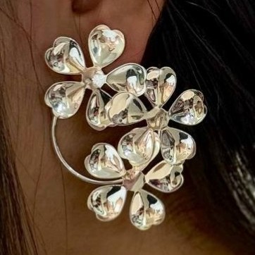 گوشواره آبکاری نقره زنانه طرح مینیمال گل حلقه ای رنگ ثابت کد sm