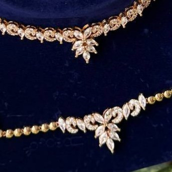 نیم ست گردنبند و گوشواره و دستبند طرح جواهری زنانه طرح فول نگین طلایی و نقره ای رنگ ثابت کد sm