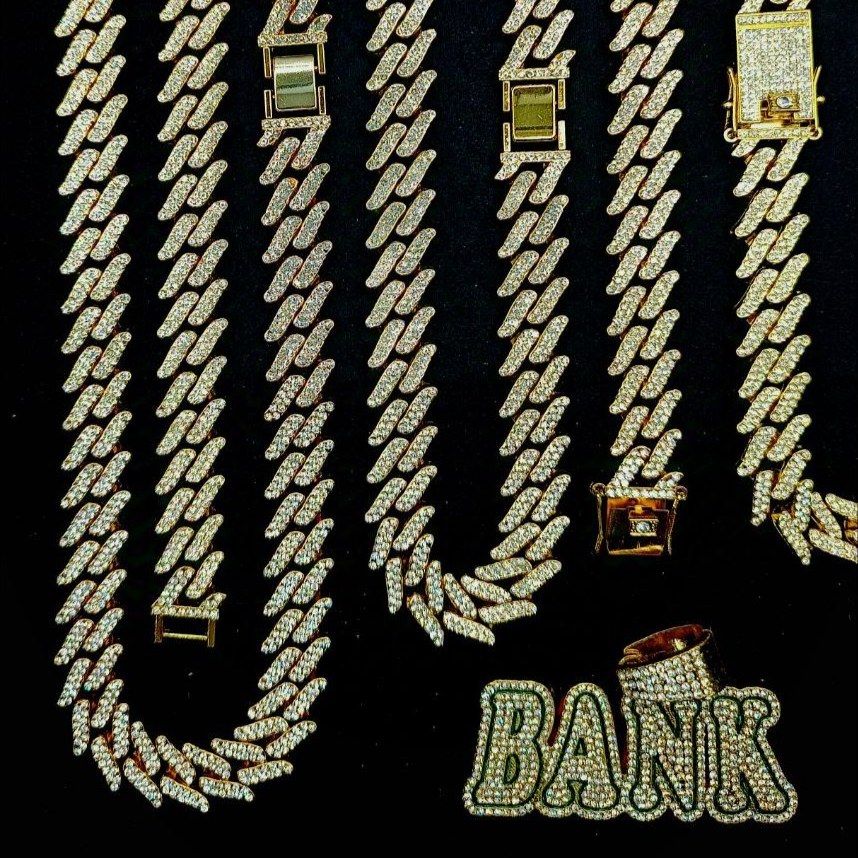 ست گردنبند و آویز پلاک و دستبند کارتیر طرح بانک BANK فول نگین رنگ ثابت کد vn