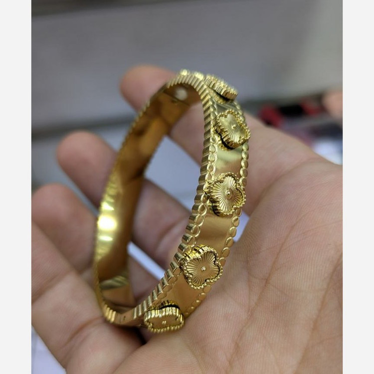 دستبند النگویی و بنگل استیل زنانه طرح ورساچ versace تنوع طرح رنگ ثابت کد sh