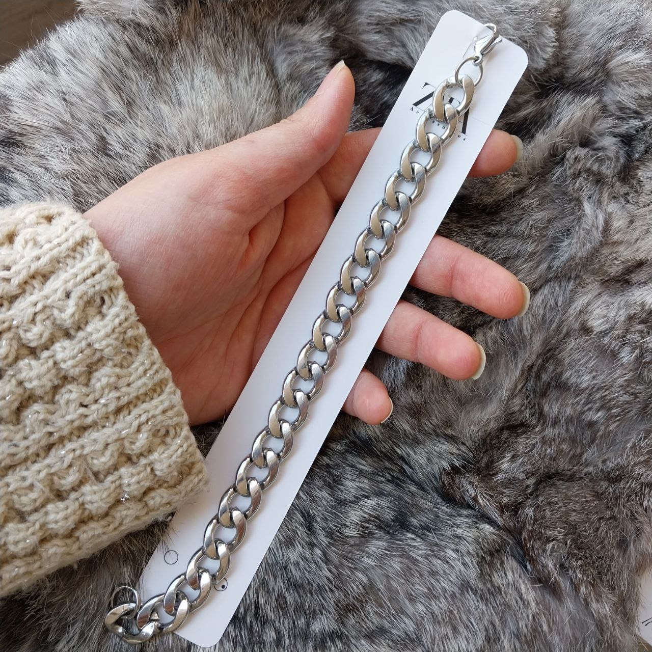دستبند استیل زنانه مدل زنجیری طرح کارتیر نقره ای رنگ ثابت کد as