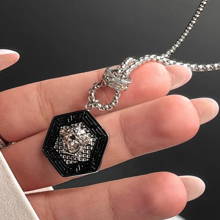 گردنبند و آویز پلاک استیل طرح قلبی ورساچ VERSACE تنوع طرح رنگ ثابت
