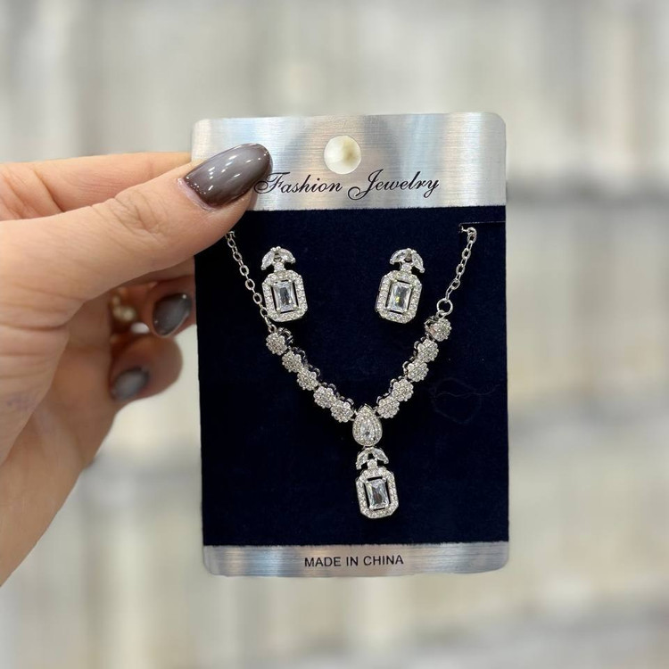 نیم ست گردنبند و گوشواره طرح جواهری طرح ستاره نگین رنگ ثابت با تنوع طرح کدgy