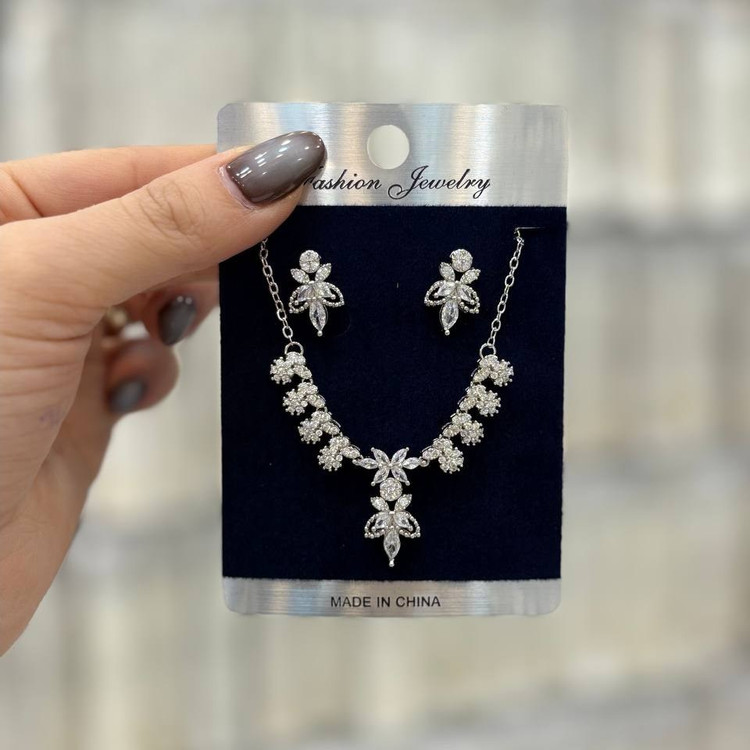 نیم ست گردنبند و گوشواره طرح جواهری طرح نگین اشکی سبز رنگ ثابت با تنوع طرح کدgy