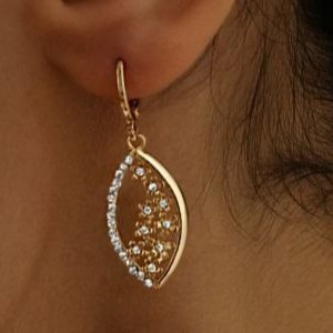 نیم ست طرح جواهری زنانه گردنبند و گوشواره مدل بیضی نیمه گل نگین رنگ ثابت کد MP