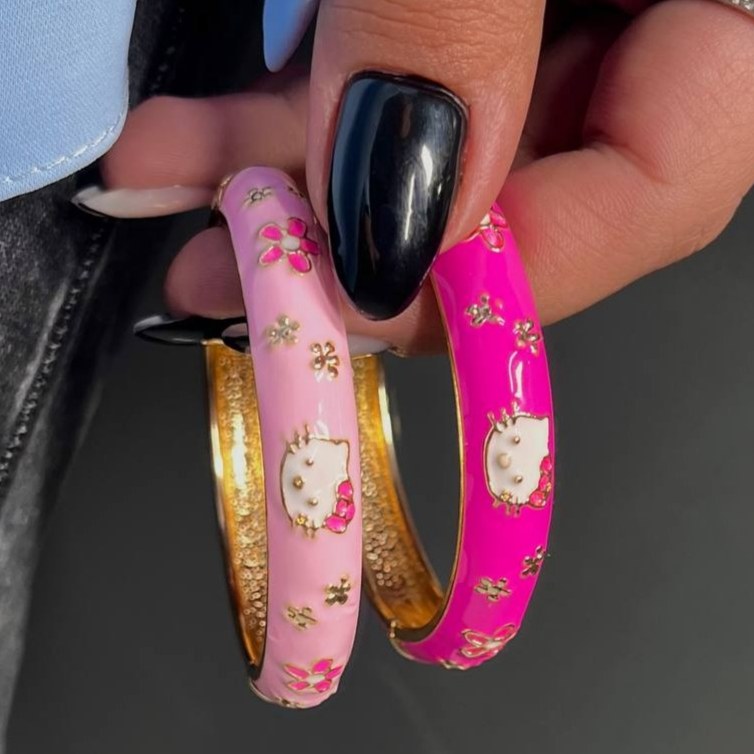 دستبند بنگل میناکاری شده بچه گانه و دخترانه مدل النگویی قفلی  طرح کیتی(گربه) صورتی و سرخابی رنگ ثابت تنوع مدل
