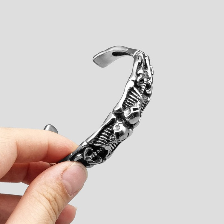 دستبند بنگل استیل طرح اسکلت مدل Lying Skeletons رنگ ثابت