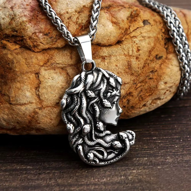 گردنبند و پلاک آویز استیل مدل مدوسا medusa رنگ ثابت کد ar