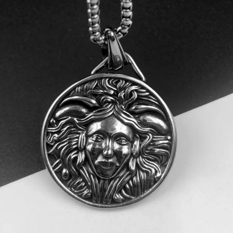 گردنبند و پلاک آویز استیل مدل مدوسا medusa طرح ورساچ رنگ ثابت کد ar