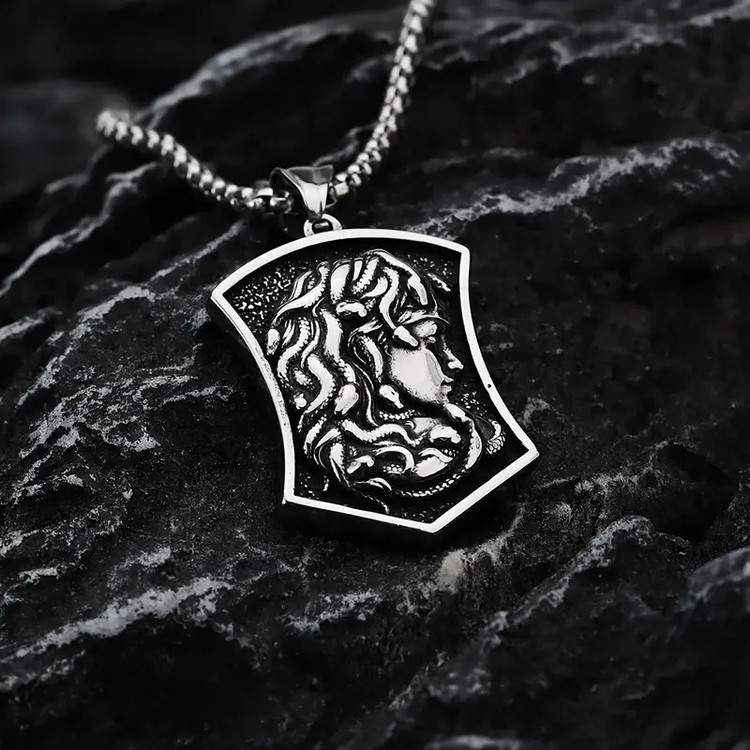 گردنبند و پلاک آویز استیل مدال مدوسا medusa طرح ورساچ رنگ ثابت کد ar