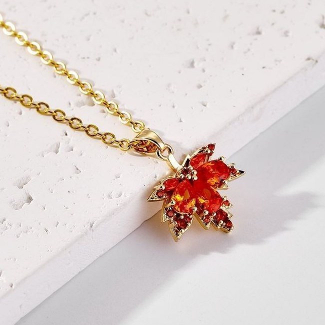 گردنبند استیل طرح آویز برگ پاییزی فوق العاده زیبا و فانتزی رنگ ثابت کد MP