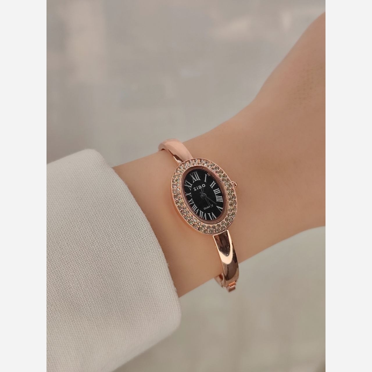 ساعت زنانه النگویی نگین دار مارک 55060073 ساعت النگویی زنانه با طراحی ظریف