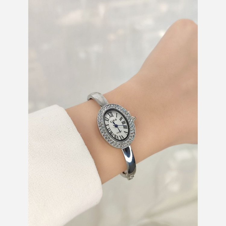 ساعت زنانه النگویی نگین دار مارک 55060073 ساعت النگویی زنانه با طراحی ظریف