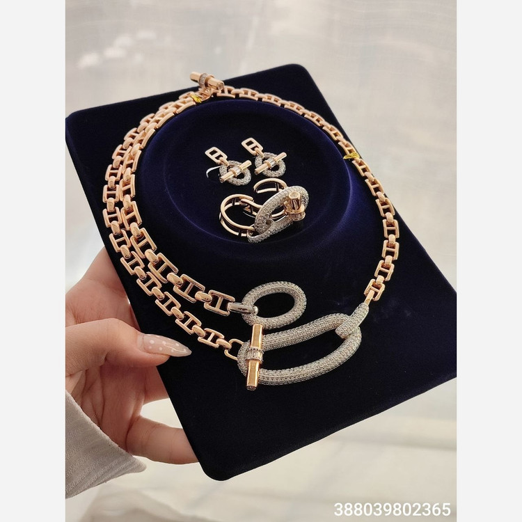 سرویس نگین دار مارک هرمس 388039802365 طراحی لوکس با جزئیات درخشان و ترکیب رنگی جذاب