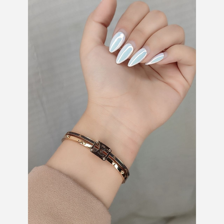 تکدست استیل طرح LV 4455078989 دستبند استیل رزگلد با طراحی شیک و جزئیات برجسته