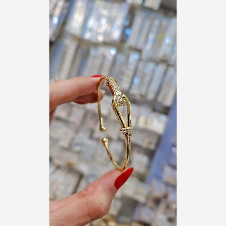 بنگل زنانه طرح پروانه طرح طلا رنگ ثابت یک عددی