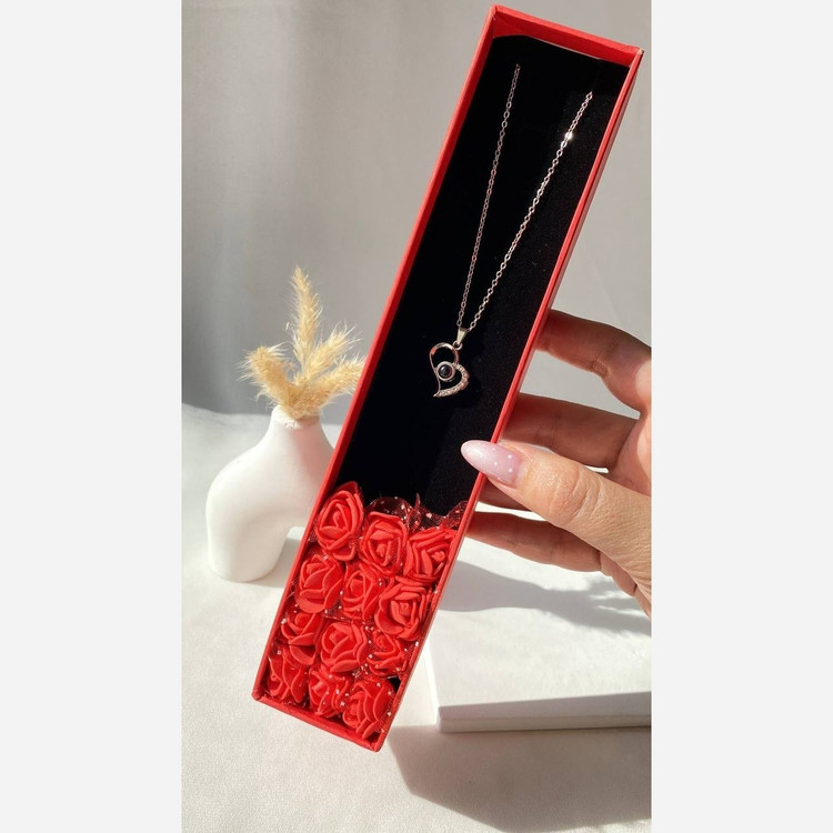 باکس هدیه گردنبند همراه گل