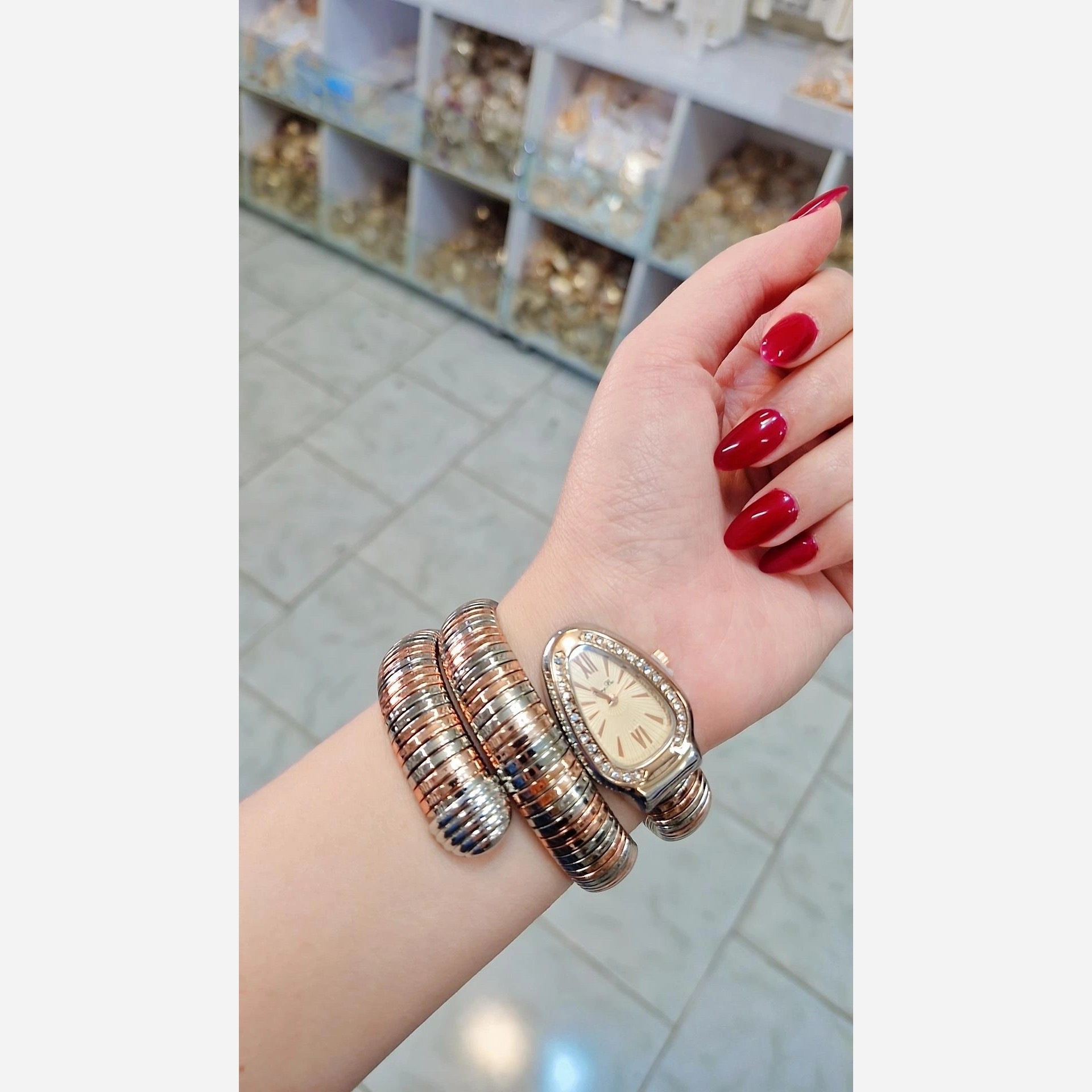 ساعت زنانه  رنگ ثابت طرح ماری