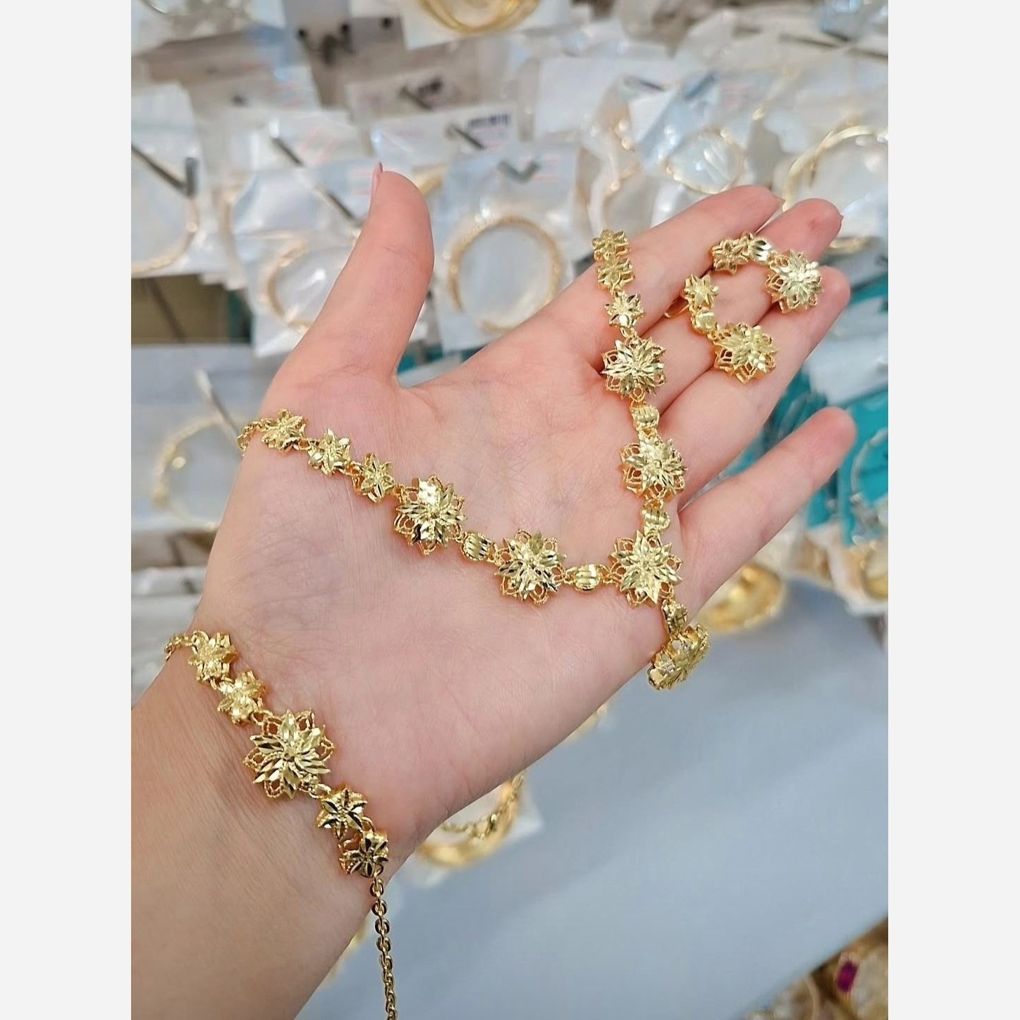 سرویس زنانه رنگ ثابت طرح طلا مشابه طلا