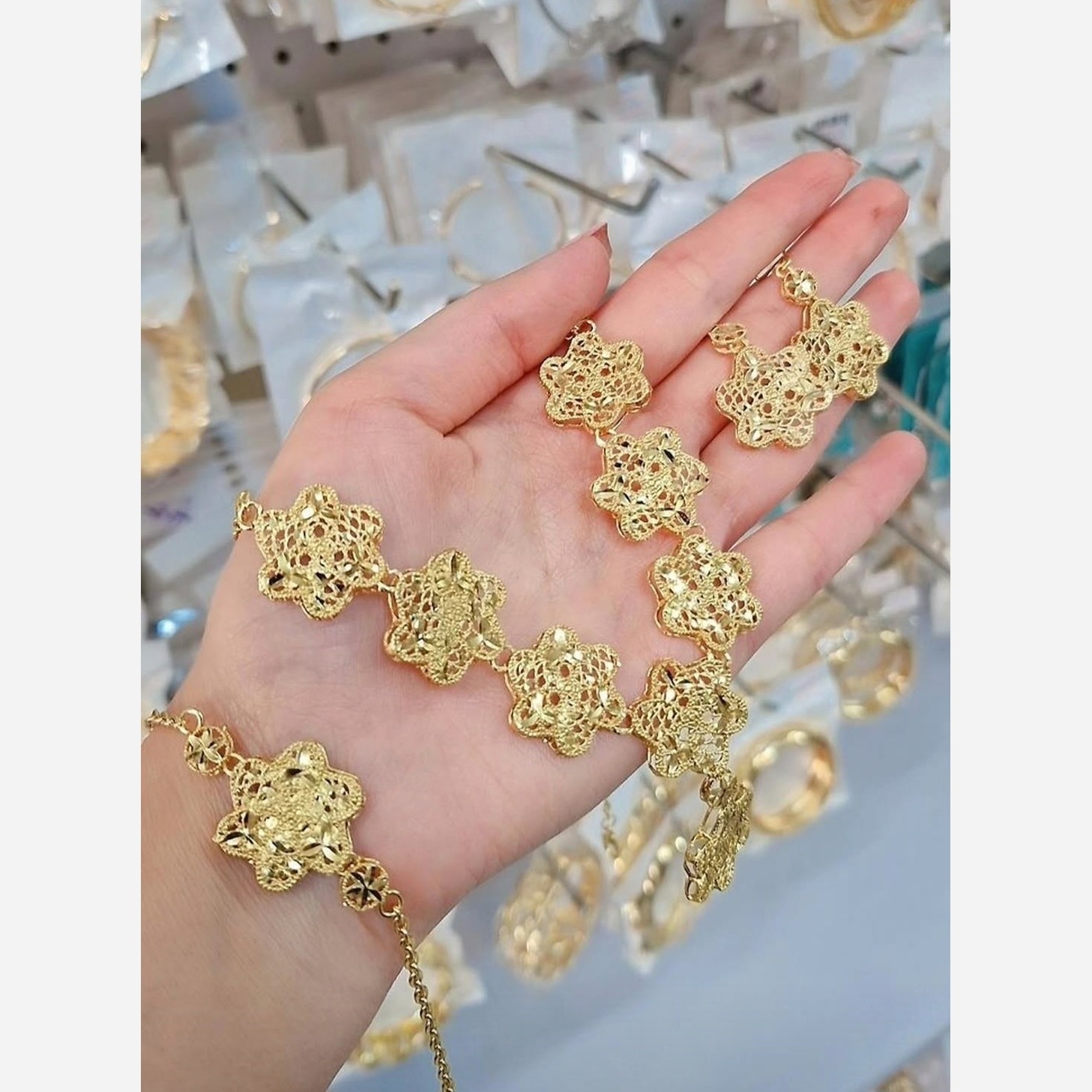 سرویس زنانه رنگ ثابت طرح طلا مشابه طلا ضد حساسیت