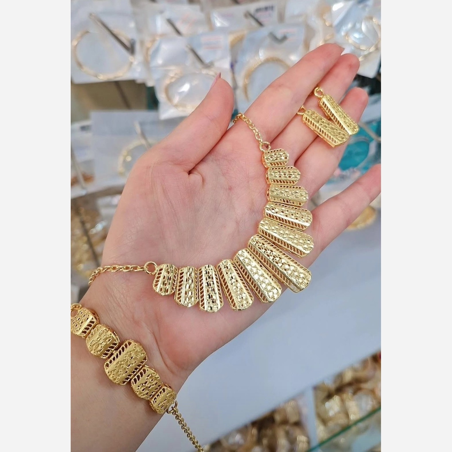 سرویس زنانه رنگ ثابت طرح طلا