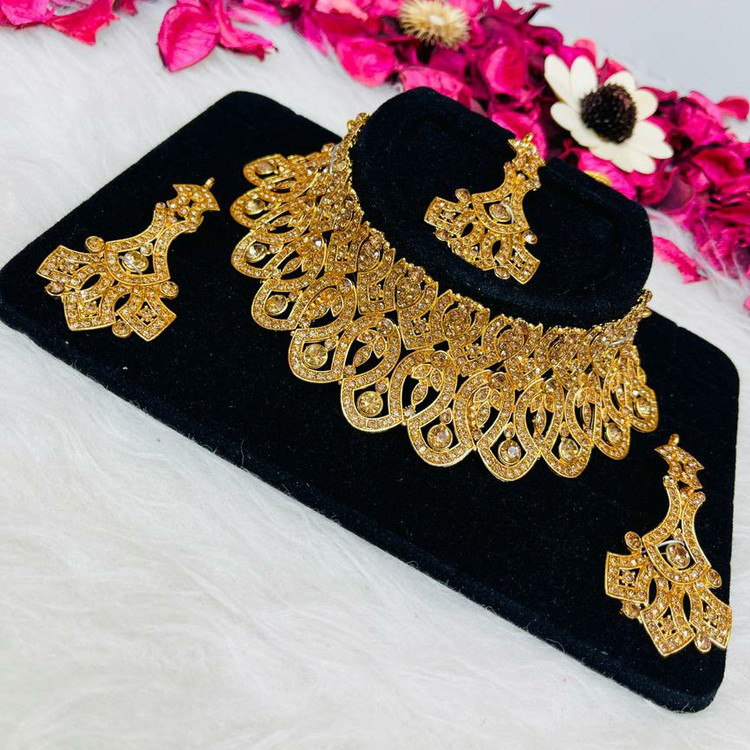 سرویس جواهری طلایی سرویس لوکس ست جواهری سرویس زنانه سینه ریز و گوشواره آویز پیشانی ریسه پیشانی
