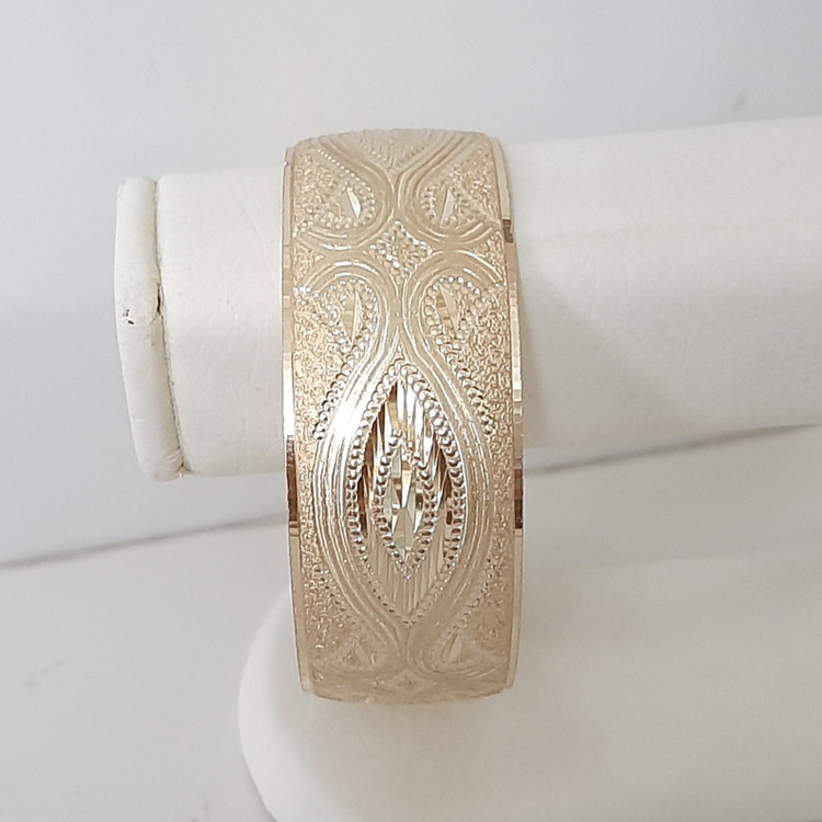 النگو تک پوش طلاروس رنگ ثابت پهنا 2/5 سانت فقط سایز 2 با طلا مونمیزنه و مناسب استفاده دائم ورق بزنید لطفا