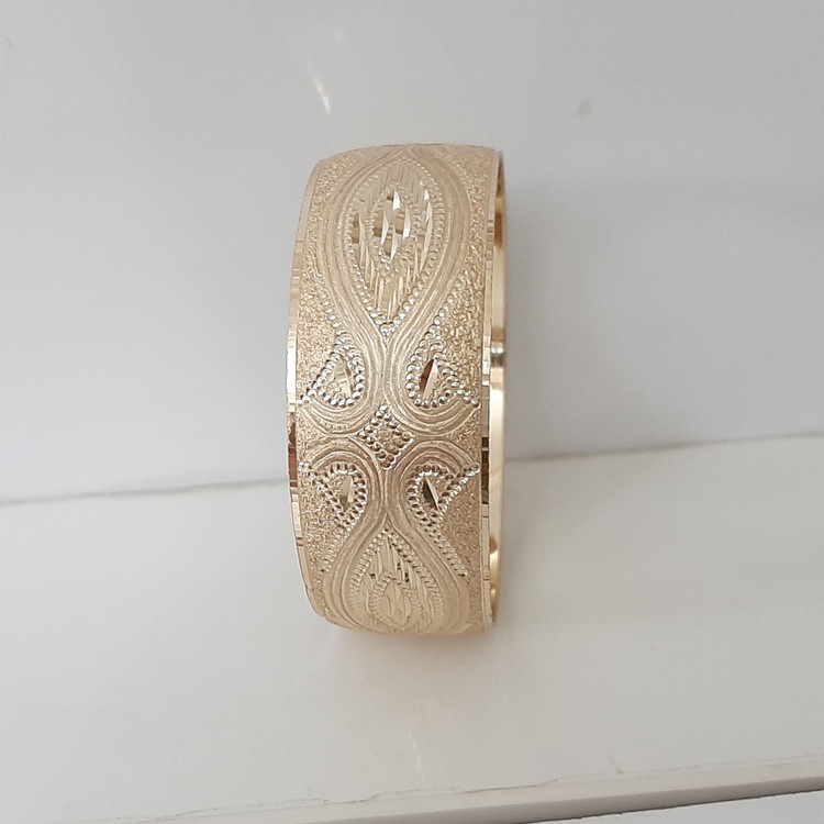 النگو تک پوش طلاروس رنگ ثابت پهنا 2/5 سانت فقط سایز 2 با طلا مونمیزنه و مناسب استفاده دائم ورق بزنید لطفا