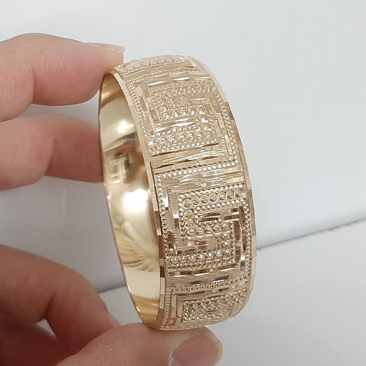 النگو تکدست کاملا رنگ ثابت با طلا مونمیزنه و مناسب استفاده دائم ورق بزنید لطفا
