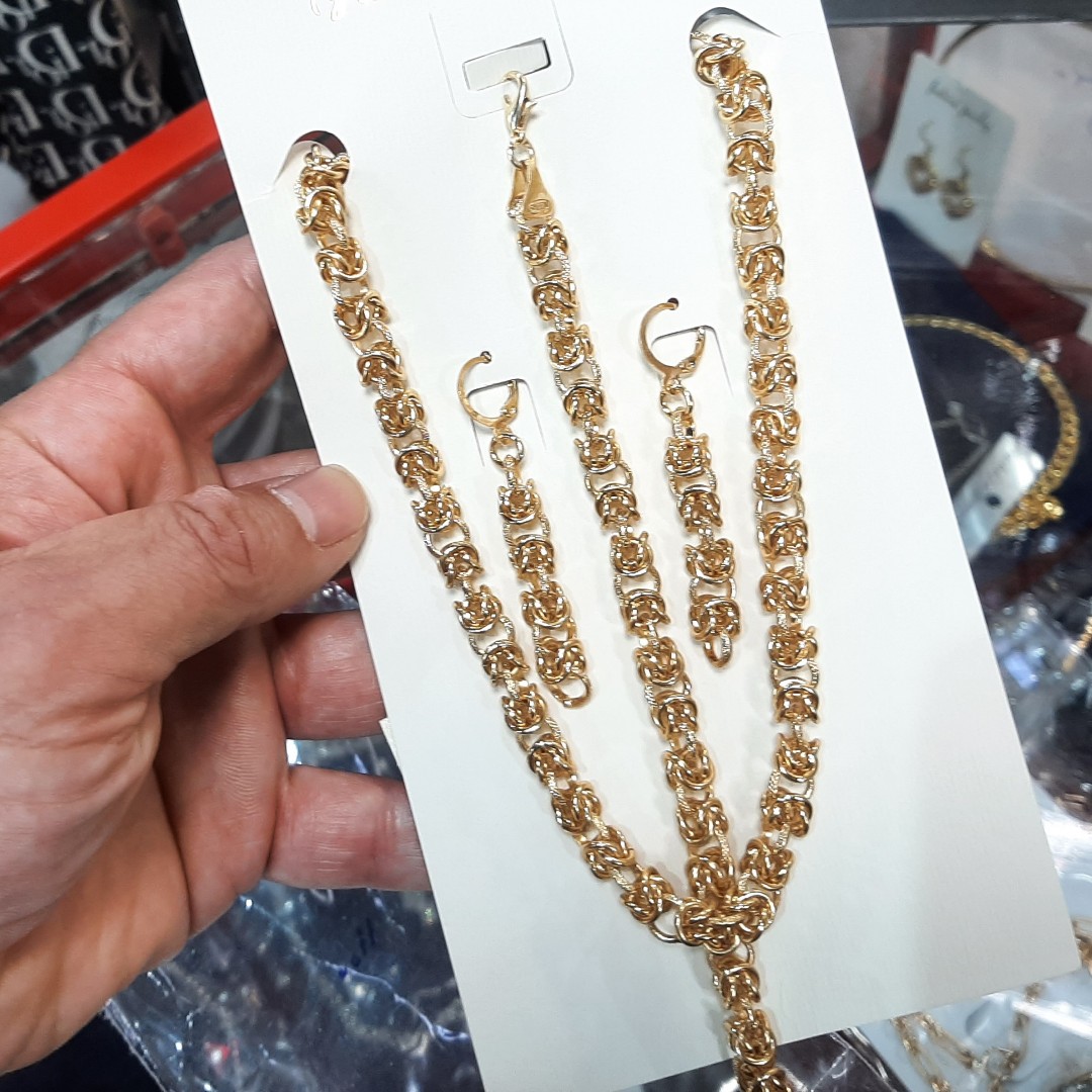 سرویس رنگثابت با طلا مونمیزنه و مناسب استفاده مدام ورق بزنید لطفا