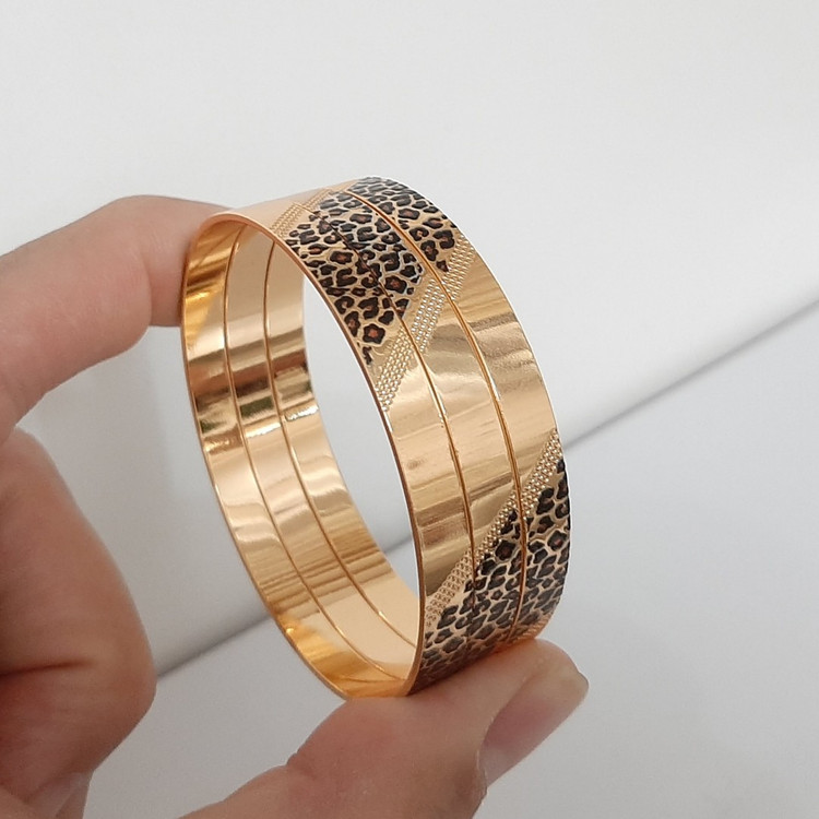 النگو رنگ ثابت پلنگی دونه ای 850 تومن برند YSX با آبکاری طلا و استفاده دائم ورق بزنید لطفا