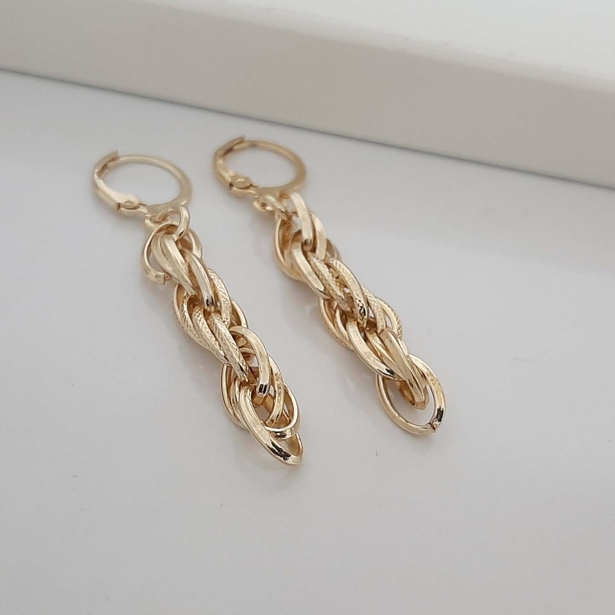 گوشواره رنگ ثابت با طلا مونمیزنه و مناسب استفاده مدام