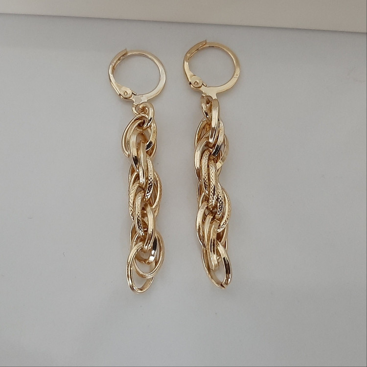 گوشواره رنگ ثابت با طلا مونمیزنه و مناسب استفاده مدام