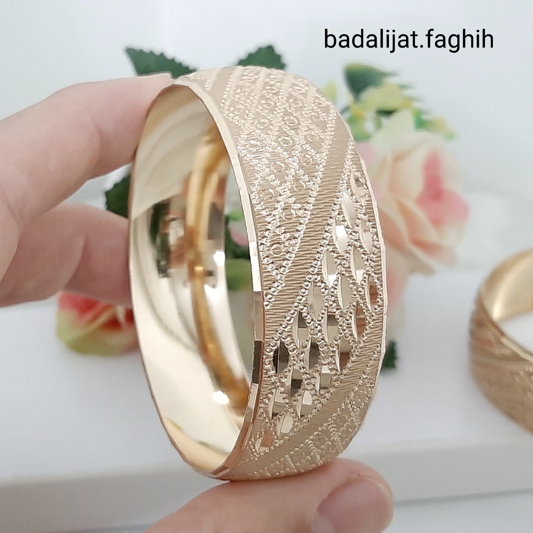 النگو تکپوش طلاروس وارداتی بسیار با کیفیت و کاملا رنگ ثابت ورق بزنید لطفا