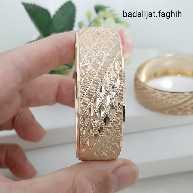 النگو تکپوش طلاروس وارداتی بسیار با کیفیت و کاملا رنگ ثابت ورق بزنید لطفا