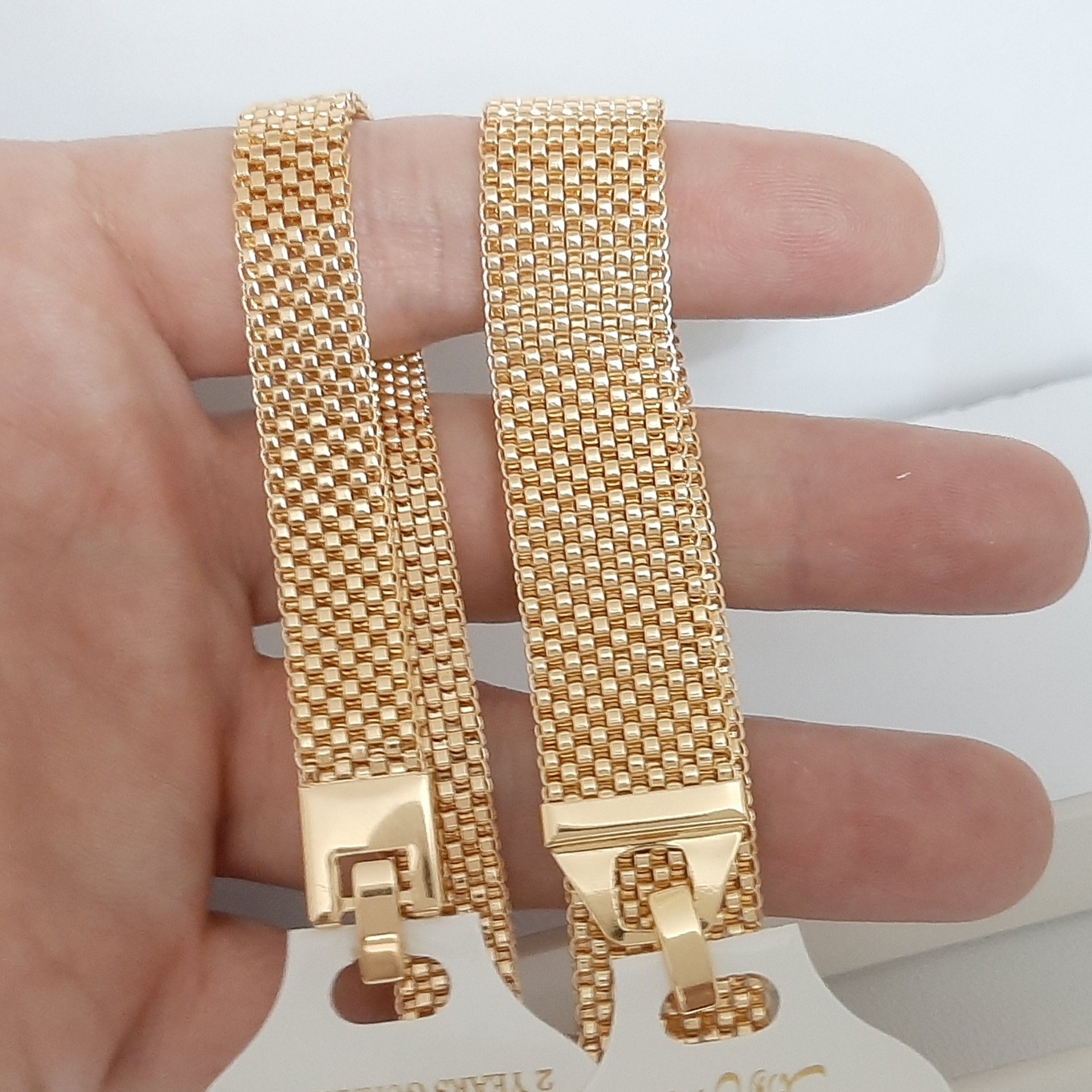 دستبند رنگ ثابت حصیری با طلا مونمیزنه قیمت پهن 1/380 تومنه ورق بزنید و توضیحات رو بخونید لطفا