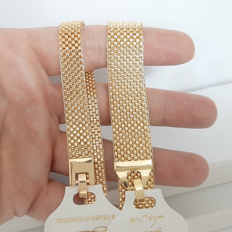 دستبند رنگ ثابت حصیری با طلا مونمیزنه قیمت پهن 1/380 تومنه ورق بزنید و توضیحات رو بخونید لطفا