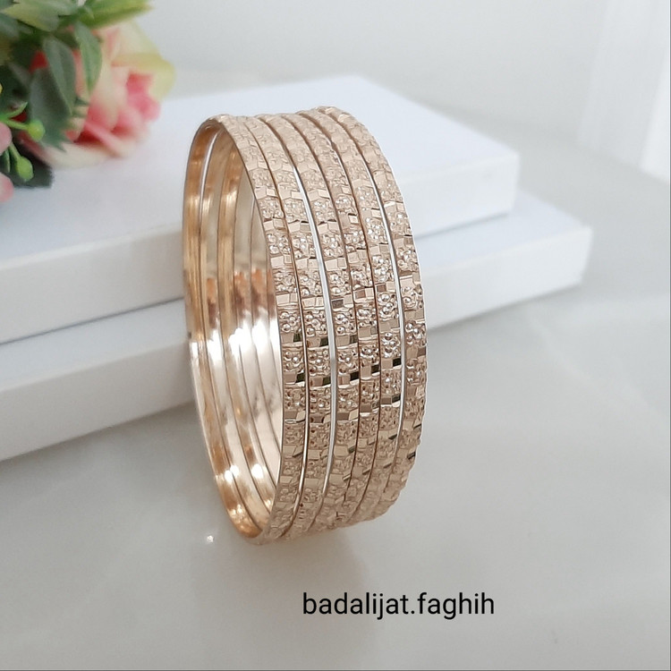 النگو طلاروس کاملا رنگ ثابت بسیار با کیفیت و مناسب استفاده دائم ورق بزنید لطفا