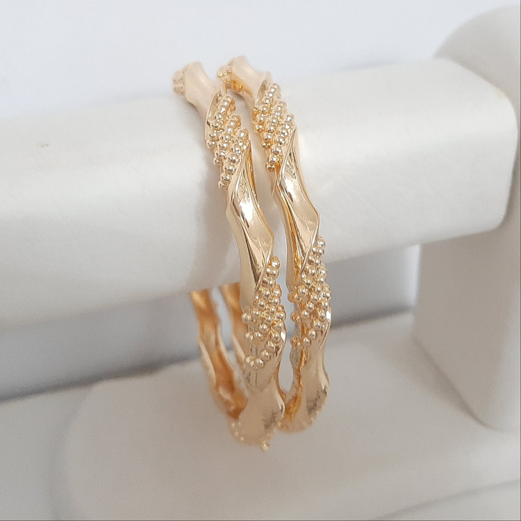 النگو فیوژن وارداتی رنگ ثابت با آبکاری طلا دونه ای 650 تومنه ورق بزنید لطفا