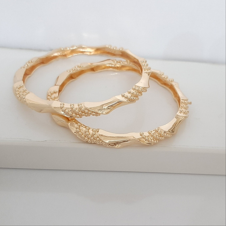 النگو فیوژن وارداتی رنگ ثابت با آبکاری طلا دونه ای 650 تومنه ورق بزنید لطفا
