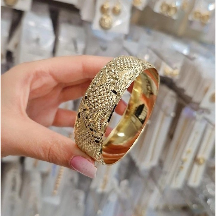النگو تکپوش کاملا رنگ ثابت با طلا مونمیزنه و مناسب استفاده دائم ورق بزنید لطفا
