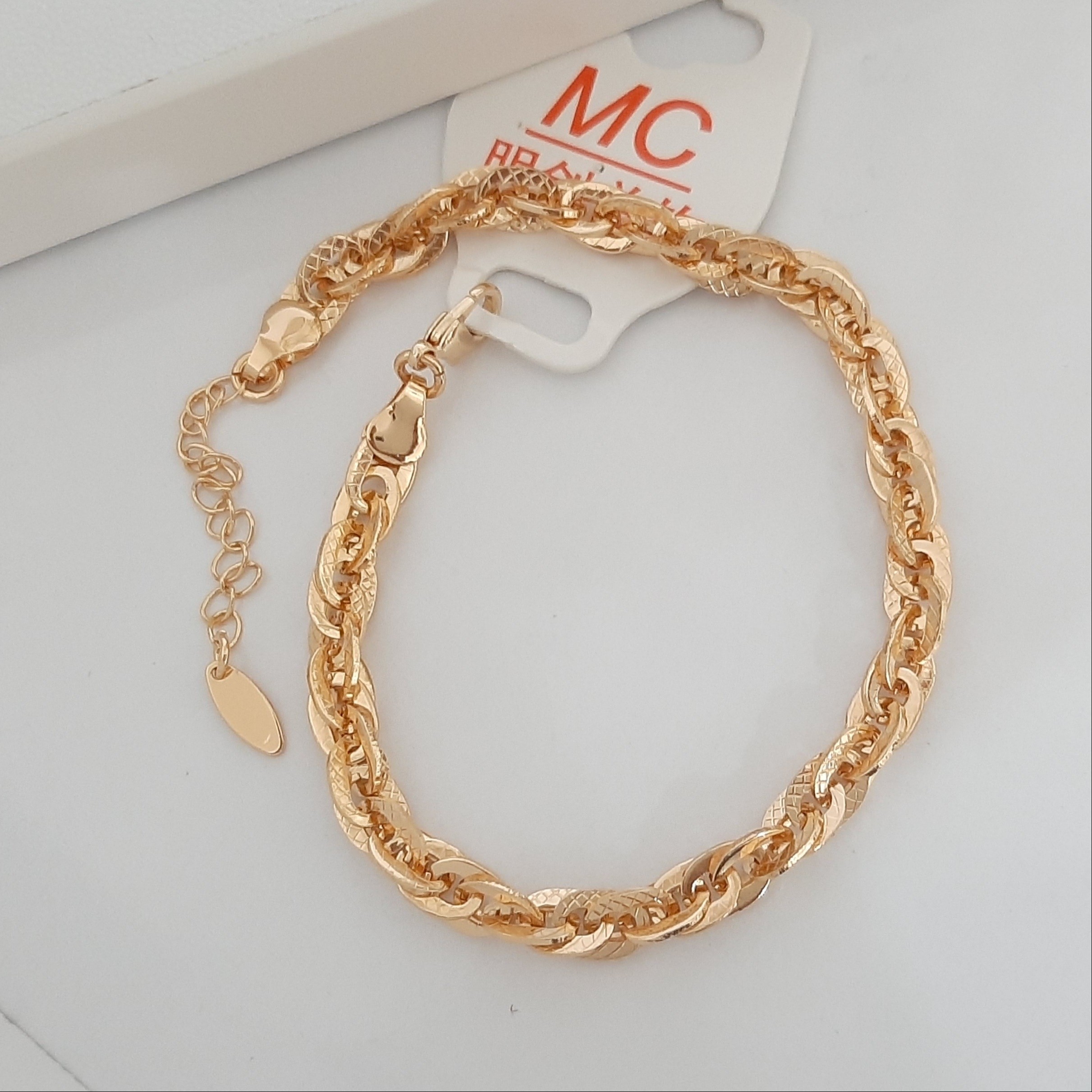 پابند کارتیر رنگ ثابت برند MC با آبکاری طلا و مناسب استفاده مدام ورق بزنید لطفا بزنید