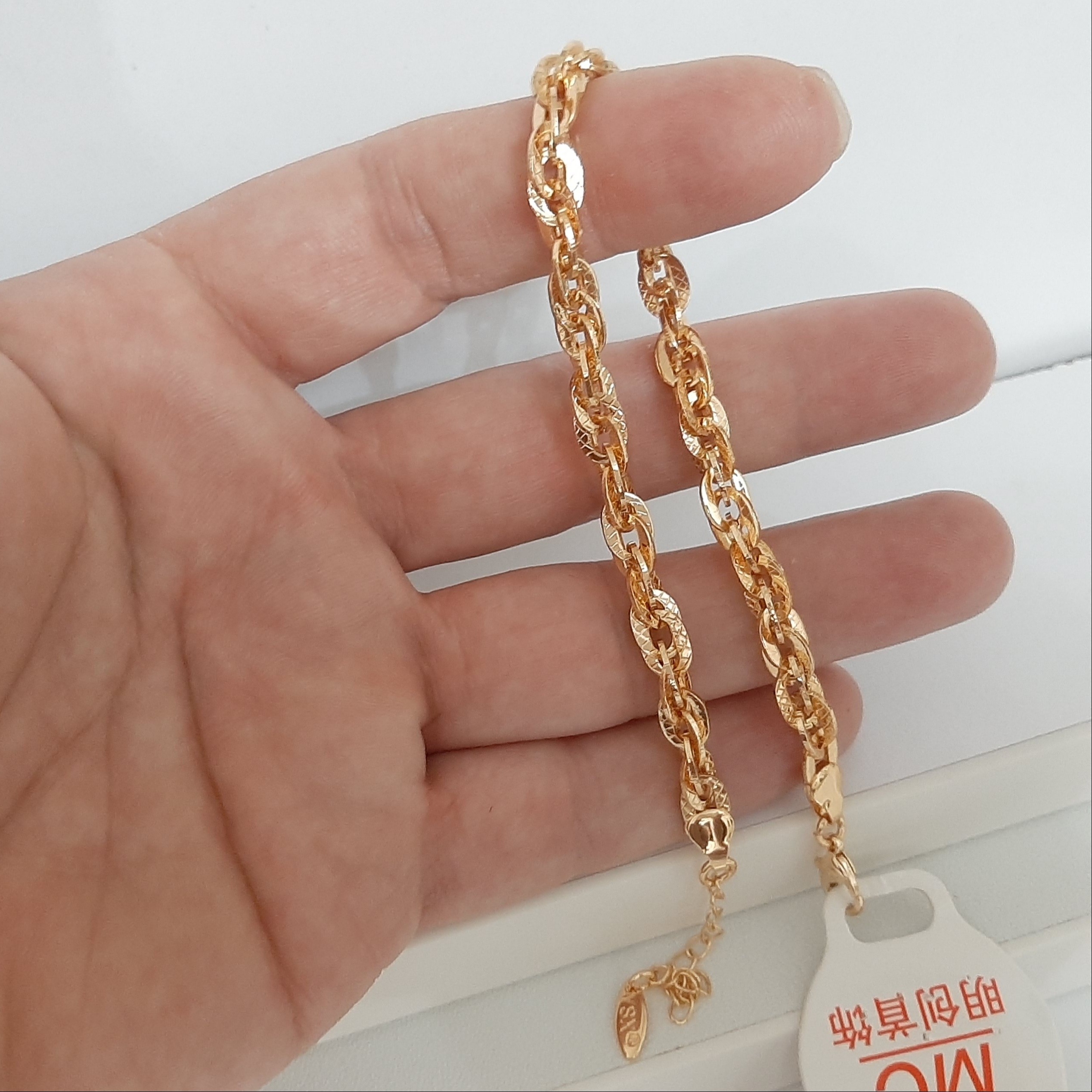 پابند کارتیر رنگ ثابت برند MC با آبکاری طلا و مناسب استفاده مدام ورق بزنید لطفا بزنید