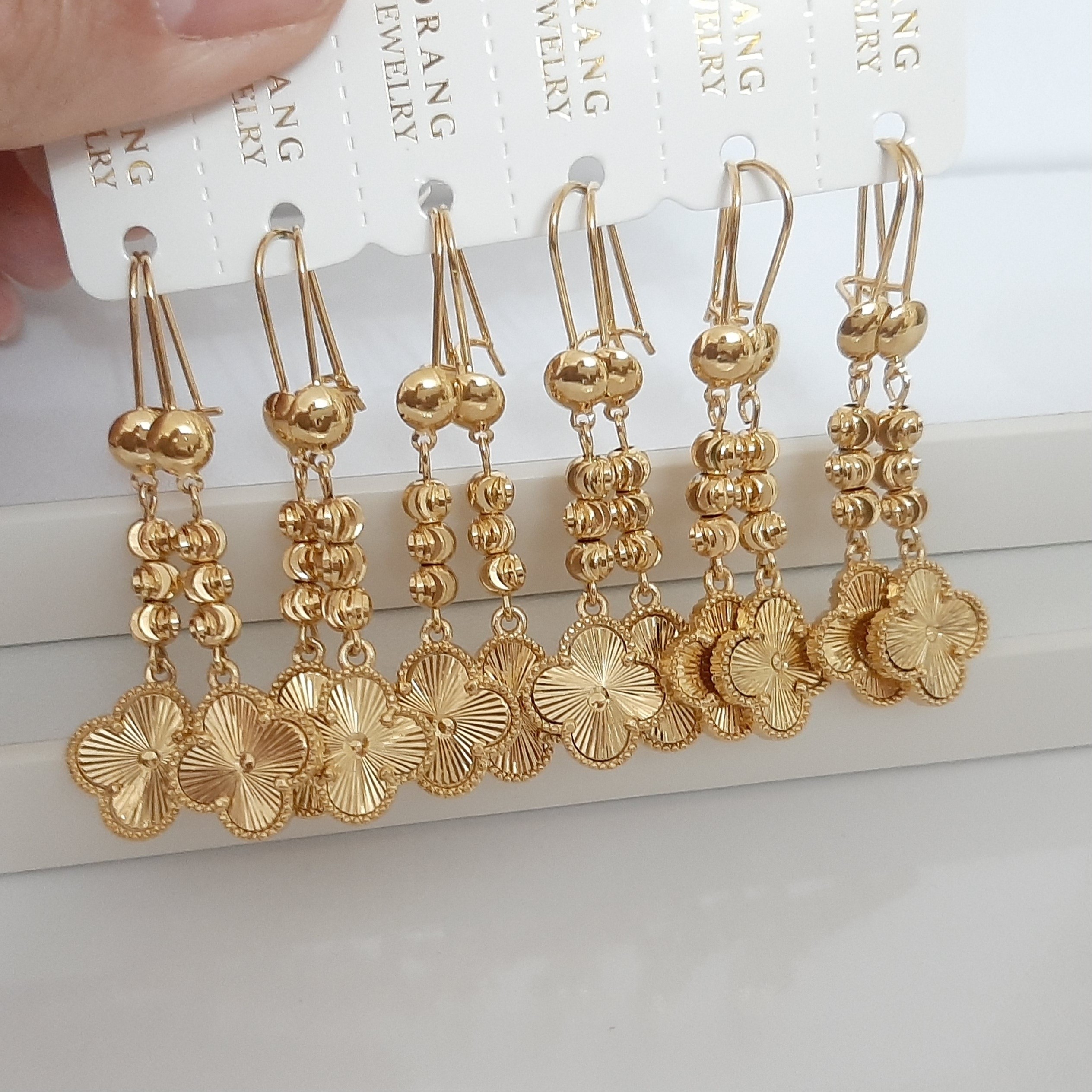 گوشواره ونکلیف کاملا رنگ ثابت با آبکاری طلا و استفاده مدام ورق بزنید لطفا