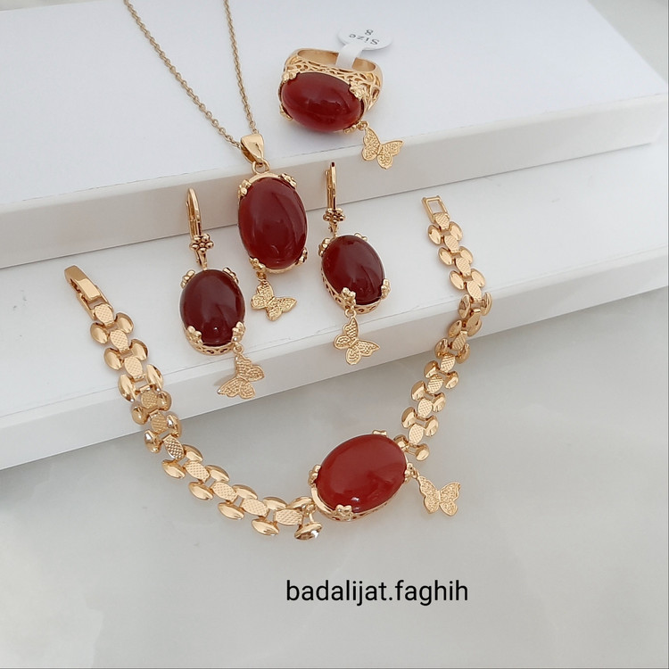 سرویس عقیق طرح طلا رنگ ثابت با آویز پروانه فوق العاده شیکو مجلسی جنس وارداتی با کیفیت با آبکاری طلا